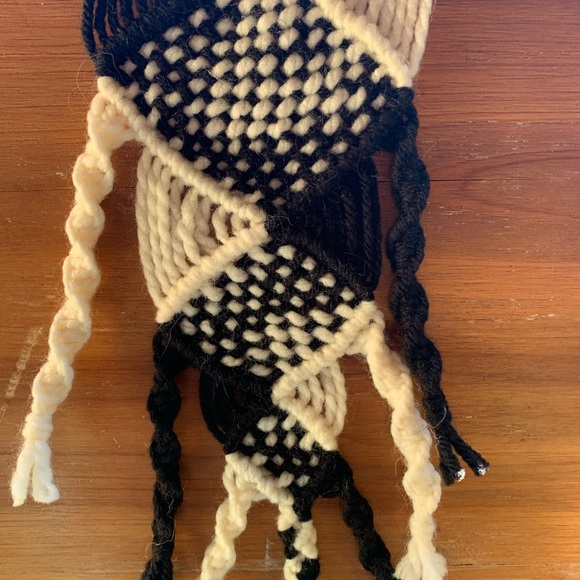 yin yang paintbrush macrame - Picture 4 of 11